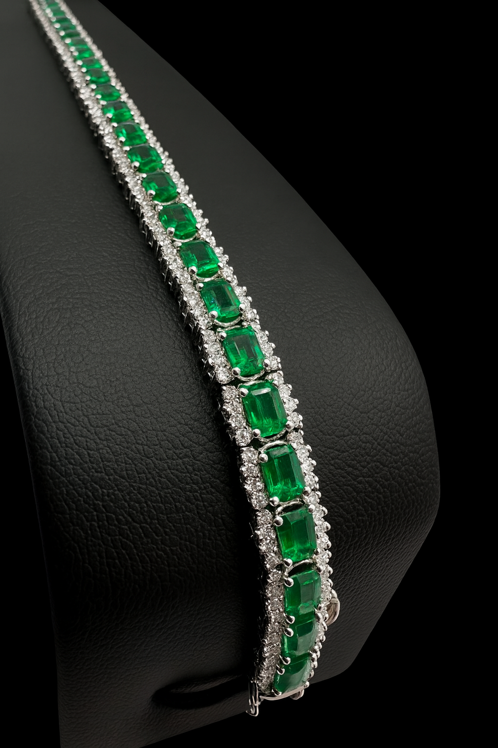 Bracciale Modello Unico in Oro 18k Smeraldi Naturali 9,00ct e Diamanti 2,85ct.