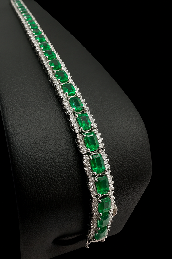 Bracciale Modello Unico in Oro 18k Smeraldi Naturali 9,00ct e Diamanti 2,85ct.