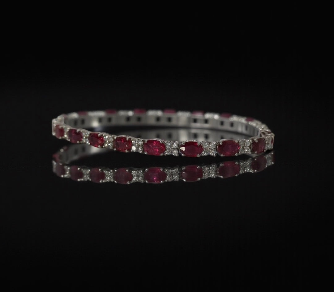 Bracciale Modello Unico in Oro 18k Rubini Naturali 10,00ct e Diamanti 1,65ct.